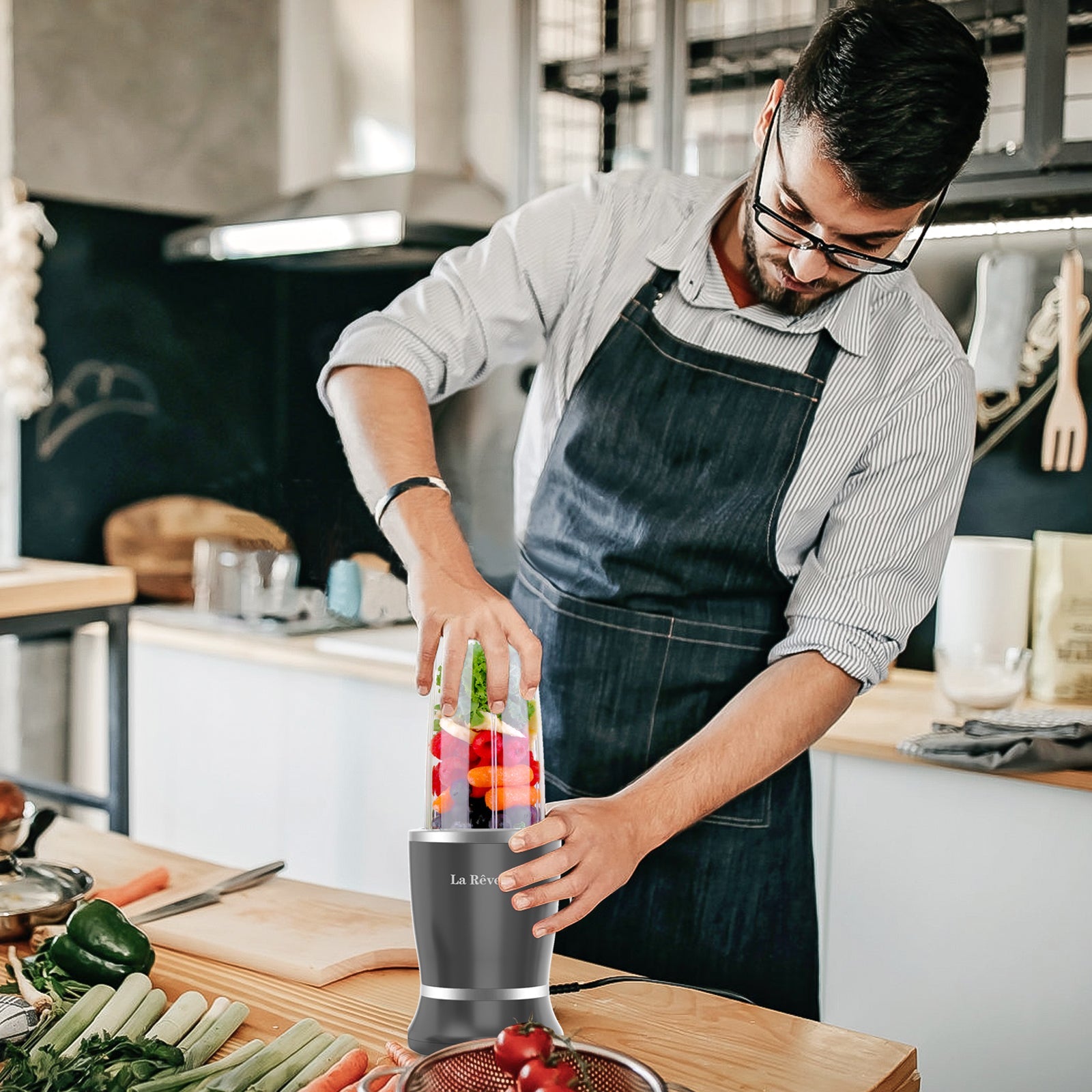 La Reveuse Personal Size Blender 250 Watts Power for Shakes Smoothies Seasonings Sauces with 1 Piece 15 oz Cup.1 Piece 10 oz Mug.BPA Free (Black)